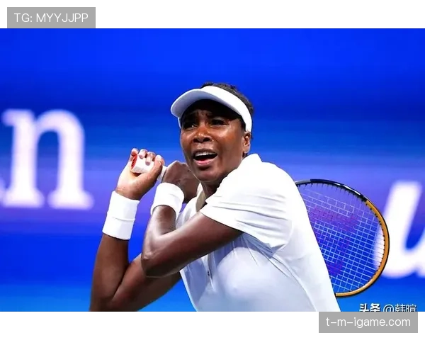 维纳斯·威廉姆斯训练完顺手拎了杯有机冰沙，这自律我连影子都追不上